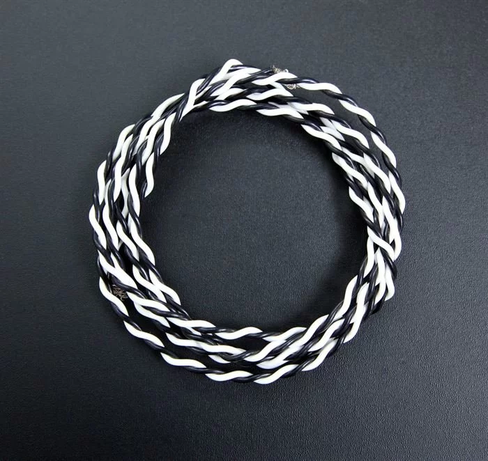 TOTEM Acoustic Tress Single Wire 1.6m Ohne Stecker / Paar (schwarz / Weiss) 3 TOTEM Acoustic Tress Single Wire 1.6m Ohne Stecker / Paar (schwarz / Weiss)